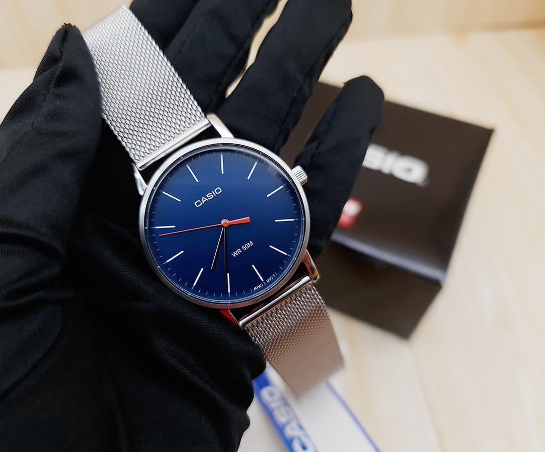 Casio MTP-E171M-2E мужские часы застежка крупным планом