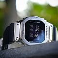 Casio GM-5600U-1 мужские часы застежка крупным планом